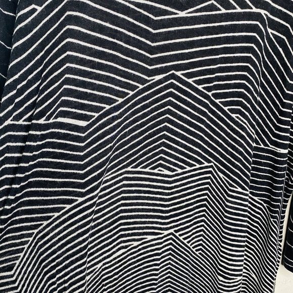 BCBG MaxAzria Sweater Women M Black White Striped Asymmetrical Hem - Picture 5 of 7